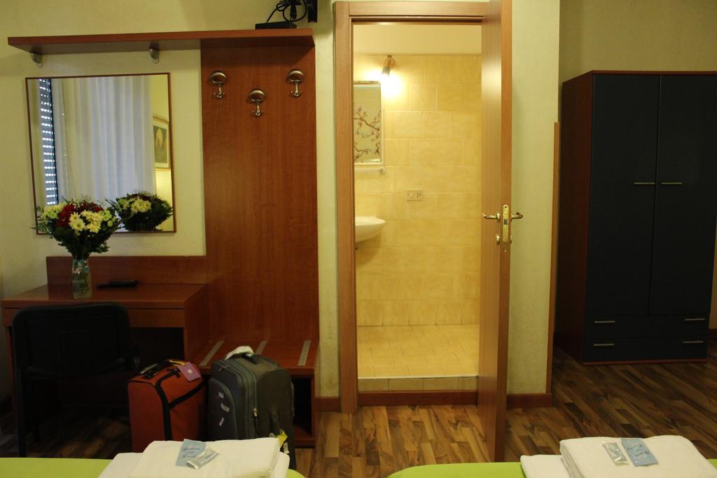 Quarto Triplo com Banheiro Privativo